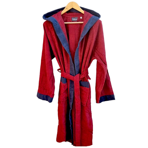 Accappatoio Voyage L/XL Carrara in microspugna di cotone 280 gr/mq, profili a contrasto, con cappuccio e tasche, in custodia trasparente richiudibile.