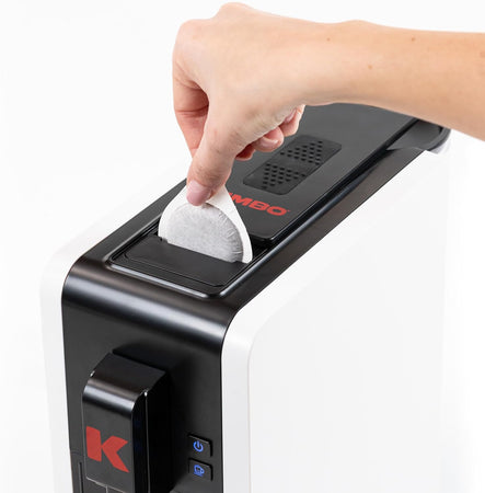 Kimbo up! nuova macchina da caffè espresso a cialde, 20 bar, compatta, design elegante, serbatoio 850 ml, colore bianco, espulsione automatica della cialda