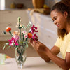 LEGO Botany 10342 Bouquet di fiori rosa - Set di costruzioni per adulti
