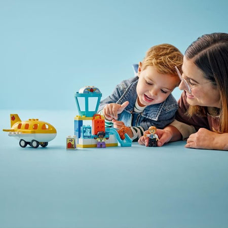 LEGO DUPLO My Town 10443 Prima volta in aeroporto - Giocattolo da costruzione per bambini dai 2 anni in su