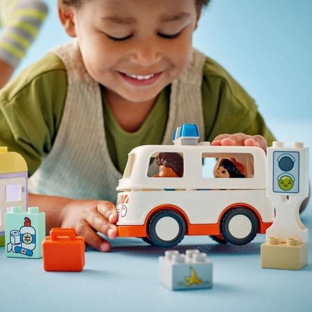 LEGO DUPLO 10447 L'ambulanza e l'autista - Giocattolo interattivo per bambini dai 2 anni in su