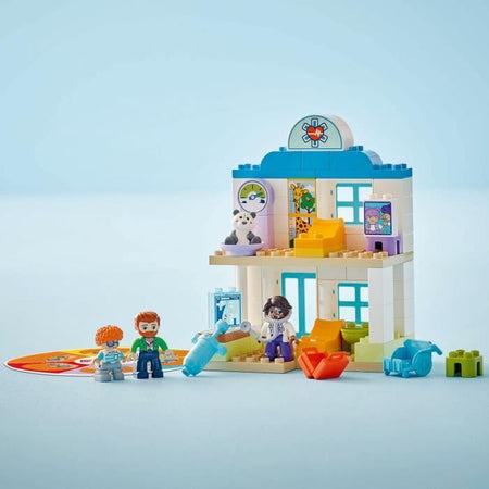 LEGO DUPLO My Town 10449 Prima visita dal dottore - Giocattolo per la motricità fine per bambini di 2 anni