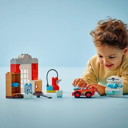 LEGO DUPLO  Disney e Pixar Cars 10456 La visita di McQueen al garage di Doc - Gioco per 2 anni