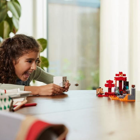 LEGO 21255 Minecraft Agguato al Portale del Nether, Giocattolo con Scene di Battaglia e Minifigure, Figura di Hoglin