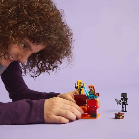LEGO Minecraft 21266 Battaglia di lava del Nether - Giocattolo per gli appassionati di videogiochi