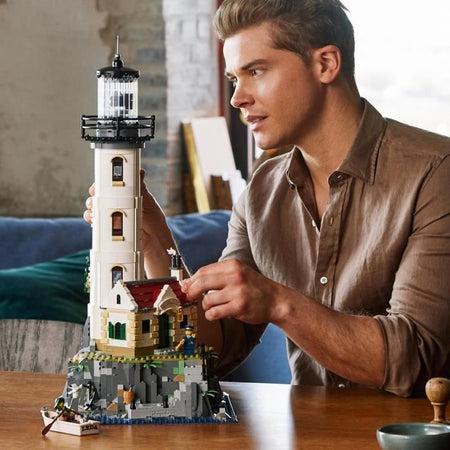 Idee Lego 21335 Il faro motorizzato, modello da costruire, idea regalo, decorazione per la casa, con minifigurine marine, attività manuale