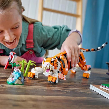 LEGO 31129 Creator 3-in-1 Sua Maestà la Tigre, Animali Giocattoli per Ragazze e Ragazzi dai 9 anni in su, Panda, Minifigure di Pesci