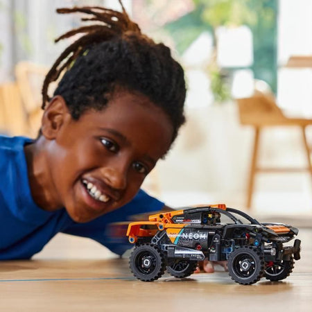 LEGO Technic 42166 NEOM McLaren Extreme E Auto da Corsa, Auto Pull Back Giocattolo per Bambini, Costruibile