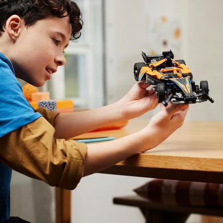 LEGO Technic 42169 NEOM McLaren Auto da corsa di Formula E, Auto giocattolo, Regalo per gioco creativo