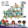 LEGO 42621 Friends Ospedale di Heartlake City, giocattolo con elicottero e minifigure tra cui Autunno e un cane