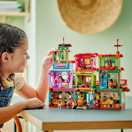LEGO  Disney 43245 Encanto La Magica Casa di Madrigal, Giocattolo con la Bambola Mirabel