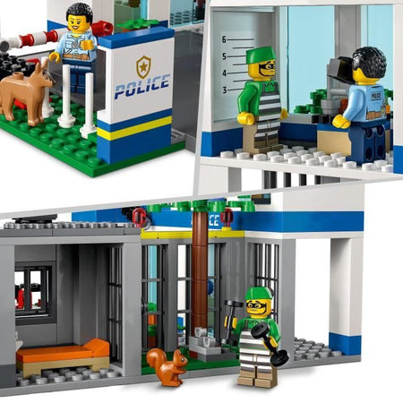 LEGO 60316 Stazione di polizia della città, macchinina, camion della spazzatura ed elicottero Bambini dai 6 anni in su, avventure ambientate