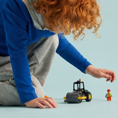 LEGO City 60401 Rullo stradale da cantiere, modello di camion giocattolo con minifigure di operai