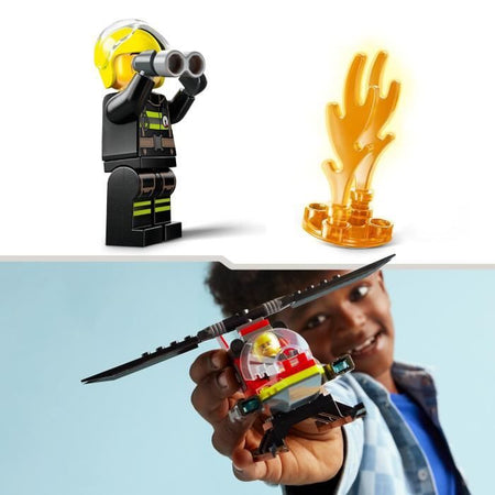 LEGO City 60411 Elicottero dei vigili del fuoco, giocattolo con minifigure del pilota dei pompieri, regalo per bambini