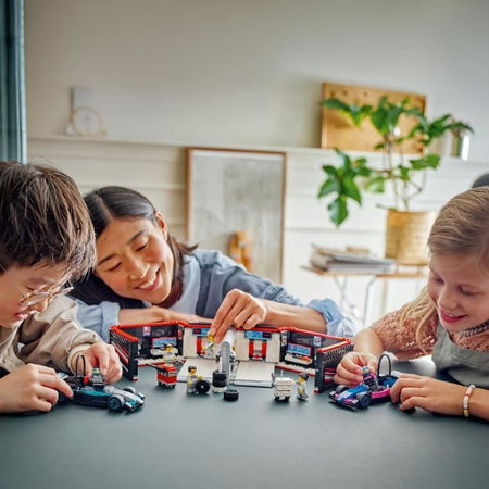 LEGO City 60444 Garage F1 e gioco Mercedes-AMG e auto alpine per bambini di 7 anni