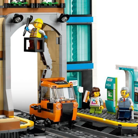 LEGO City 60469 Stazione Centrale - Set di costruzioni per bambini e bambine dai 7 anni in su