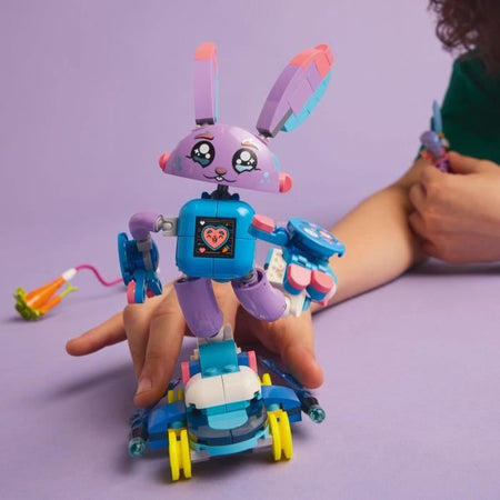LEGO DREAMZzz 71490 Izzie e Bunchurro il Coniglio Giocatore - Giocattolo costruibile 3 in 1