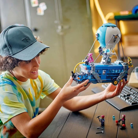 LEGO Fortnite 77073 Battle Bus Set da costruzione da collezione ispirato al videogioco