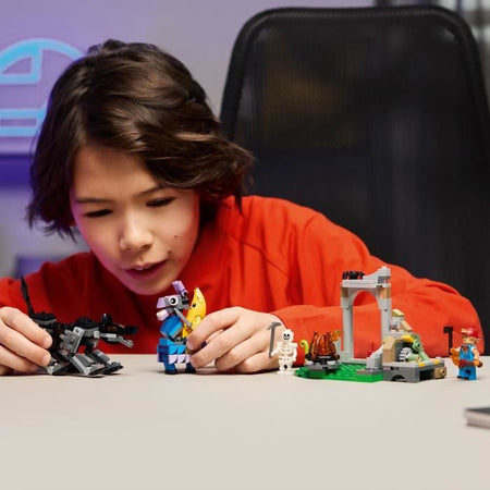 LEGO Fortnite 77075 Campo Banana e Meccanico - Set di costruzioni per bambini dai 7 anni
