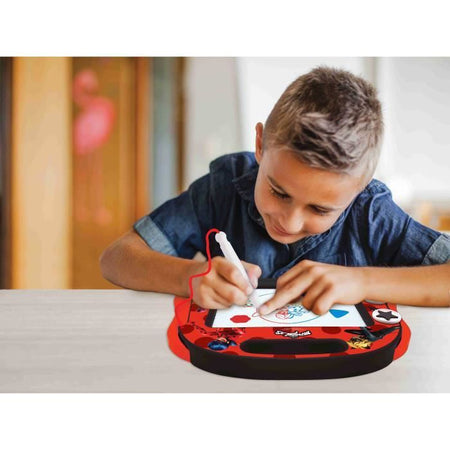 Lexibook - Lavagna magica Miraculous - Formato A5 - Accessori magnetici - Stilo e timbri - Dai 3 anni