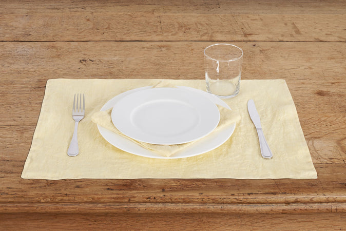 Set di 2 tovagliette americane coppia tovagliette 35 X 50 CM in 100% puro lino lavato delavè stone washed morbido resistente elegante made in italy GIALLO PASTELLO - Vanita di raso