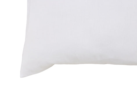 Cuscino Arredo con elegante iniziale ricamatain puro lino stone washed Bianco