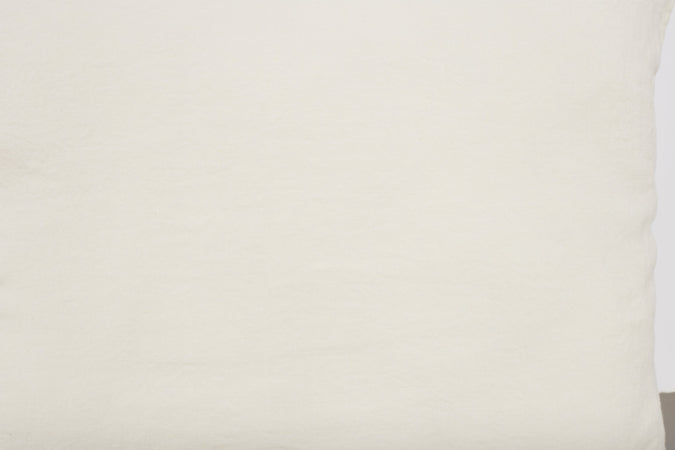 Federa con elegante iniziale ricamata in puro lino stonewashed Avorio