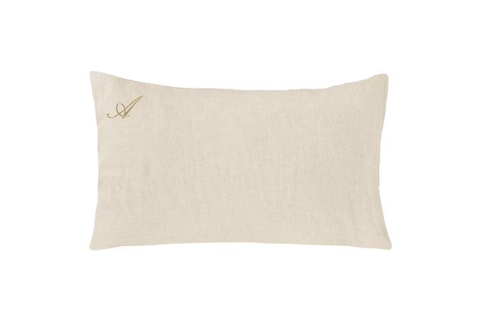 Federa con elegante iniziale ricamata in puro lino stonewashed Bollito