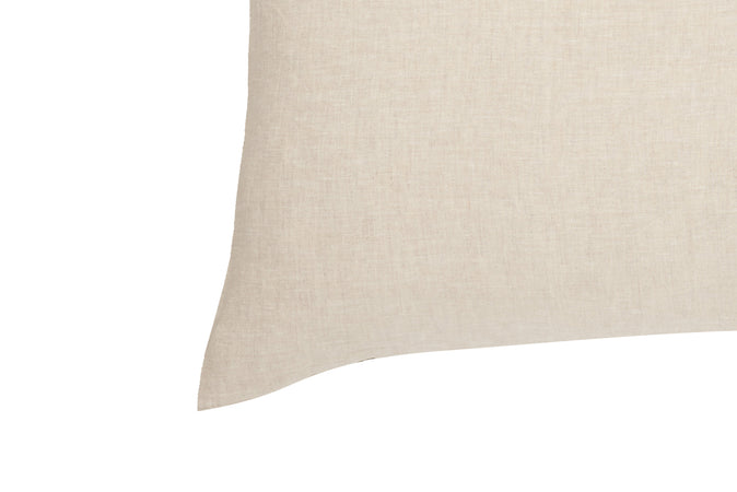 Federa con elegante iniziale ricamata in puro lino stonewashed Bollito