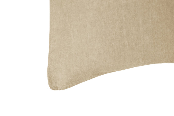 Federa con elegante iniziale ricamata in puro lino stonewashed Sabbia