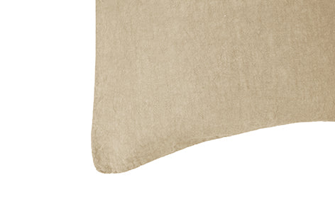 Cuscino Arredo con elegante iniziale ricamatain puro lino stonewashed Sabbia