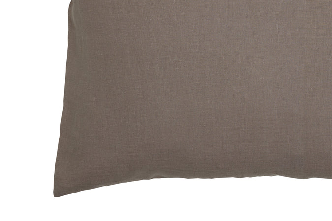 Federa con elegante iniziale ricamata in puro lino stonewashed Tortora