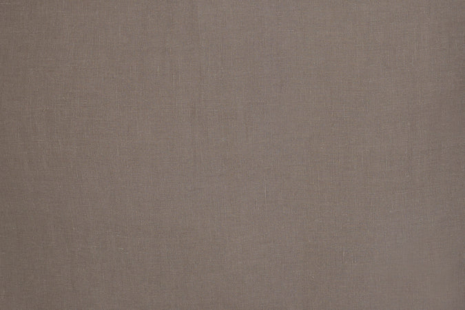 Federa con elegante iniziale ricamata in puro lino stonewashed Tortora