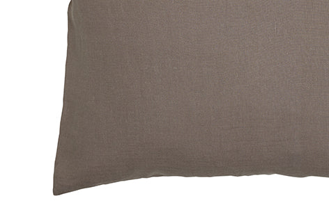 Cuscino Arredo con elegante iniziale ricamatain puro lino stonewashed Tortora