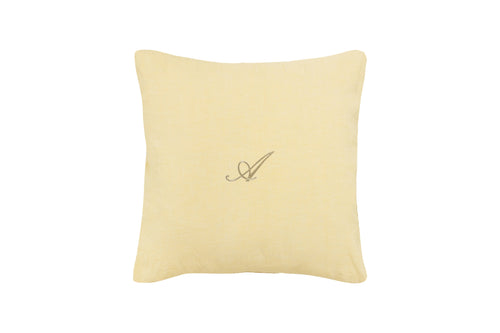 Cuscino Arredo con elegante iniziale ricamatain puro lino stone washed Giallo