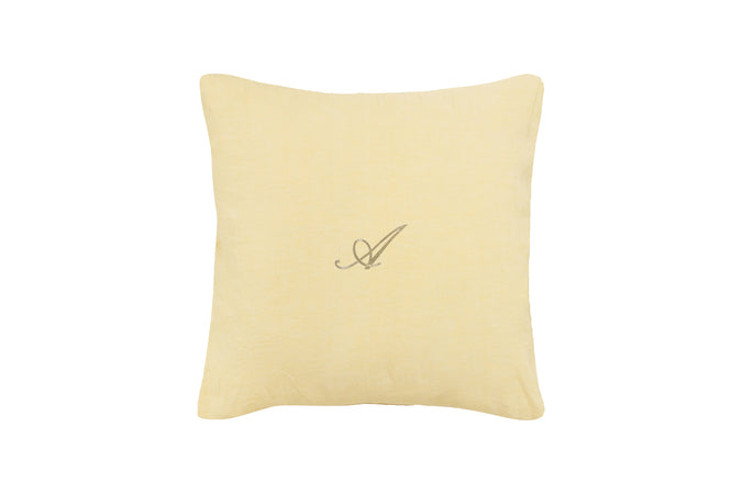 Cuscino Arredo con elegante iniziale ricamatain puro lino stone washed Giallo