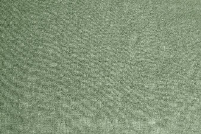 Federa con elegante iniziale ricamata in puro lino stonewashed Oliva
