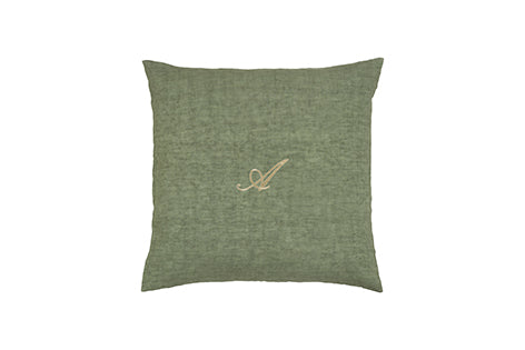 Cuscino Arredo con elegante iniziale ricamatain puro lino stonewashed Oliva