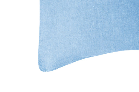 Cuscino Arredo con elegante iniziale ricamatain puro lino stonewashed Azzurro