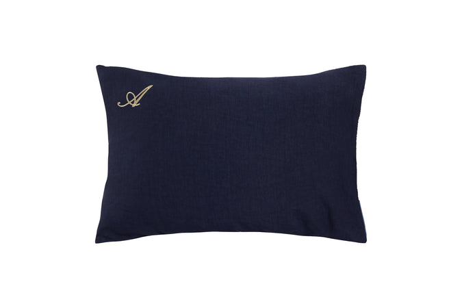 Federa con elegante iniziale ricamata in puro lino stonewashed Blu Notte