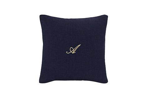 Cuscino Arredo con elegante iniziale ricamatain puro lino stonewashed Blu Notte