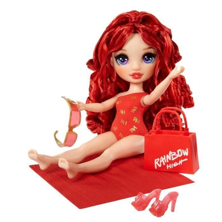 Rainbow High Swim & Style - Bambola fashion snodabile 27 cm - Ruby (rosso) - Costume da bagno + Pareo - da 4 anni