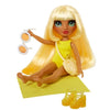 Rainbow High Swim & Style - Bambola fashion snodabile 27 cm - Sunny (Giallo) - Costume da bagno + pareo - da 4 anni