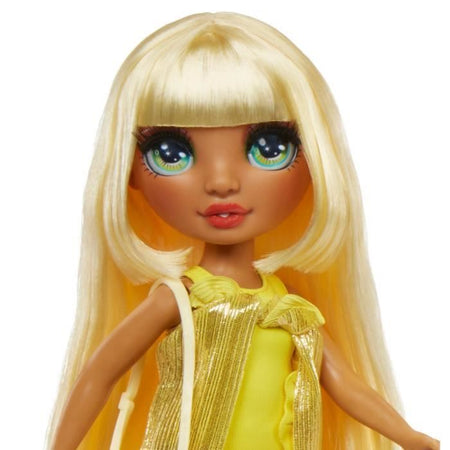 Rainbow High Swim & Style - Bambola fashion snodabile 27 cm - Sunny (Giallo) - Costume da bagno + pareo - da 4 anni