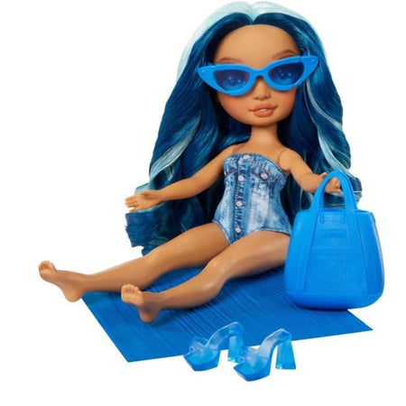 Rainbow High Swim & Style - Bambola fashion snodabile 27 cm - Skyler (Blu) - Costume da bagno + Pareo - da 4 anni