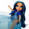 Rainbow High Swim & Style - Bambola fashion snodabile 27 cm - Skyler (Blu) - Costume da bagno + Pareo - da 4 anni