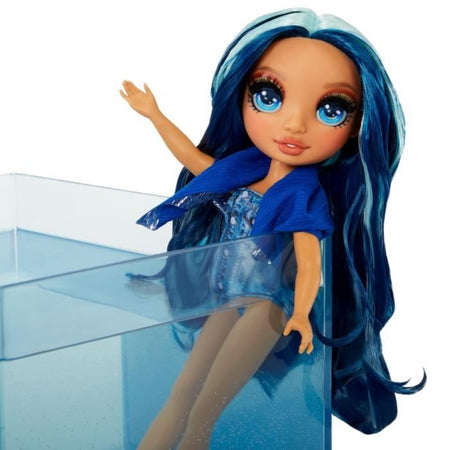 Rainbow High Swim & Style - Bambola fashion snodabile 27 cm - Skyler (Blu) - Costume da bagno + Pareo - da 4 anni