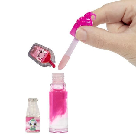 Yummiland - 1 bambola da 10 cm e un lucidalabbra glitterato da creare - Bianca - Gusto Chewing Gum - Dai 4 anni in su