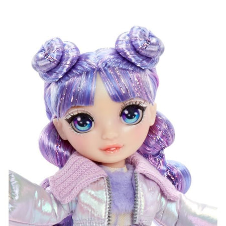 Rainbow High - Winter Wonderland - 1 bambola fashion da 27 cm (Viola) - 1 vestito magico e accessori - Pupazzo di neve da creare