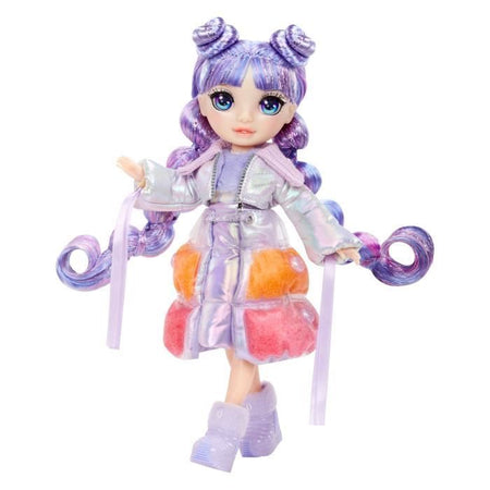 Rainbow High - Winter Wonderland - 1 bambola fashion da 27 cm (Viola) - 1 vestito magico e accessori - Pupazzo di neve da creare